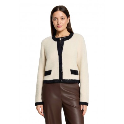 Betty Barclay - 5487 2016 Zachte gilet in ecru zwarte boord.